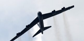 Осум лица загинаа при пад на американски бомбардер Б-52 US B52 bomber , voen avion