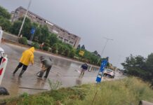 Поплавени улици во Битола, општината интервенираше на терен