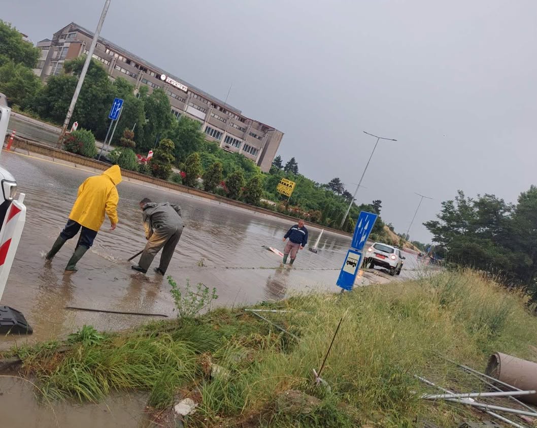 Поплавени улици во Битола, општината интервенираше