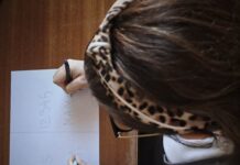 Цртам и пишувам со двете раце