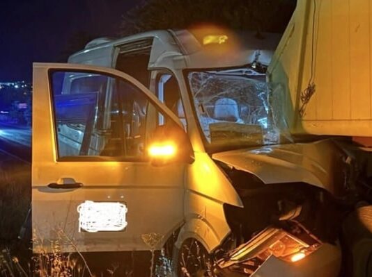 Десет повредени во судир меѓу комбе и камион на патот Куманово – Свети Николе