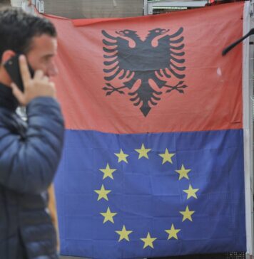 Брисел зазема страна во политичката криза во Албанија со предупредување до Тирана