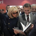 Кој има корист од книгата за двојката Макрон?