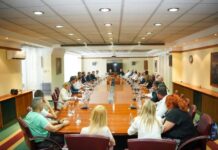 Премиерот најави притисок врз трговците за пониски цени