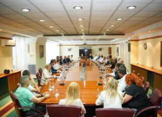 Премиерот најави притисок врз трговците за пониски цени