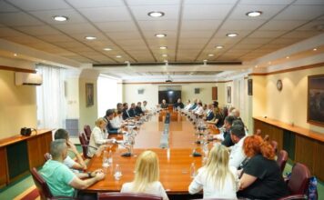 Премиерот најави притисок врз трговците за пониски цени