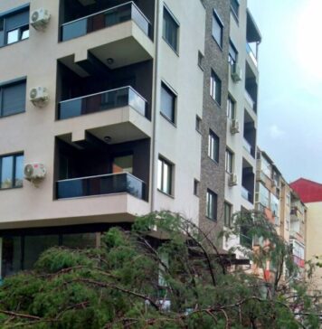 Петнаесет повредени во невремето во Скопје примени во две клиники