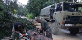 ФОТО: И Армијата се вклучи во санирањето на последиците од невремето во Скопје