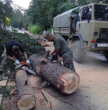 ФОТО: И Армијата се вклучи во санирањето на последиците од невремето во Скопје