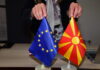 Брисел стрмоглаво ретерираше за стакленичките гасови