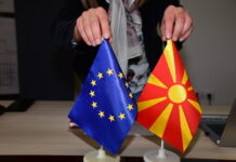 Брисел стрмоглаво ретерираше за стакленичките гасови