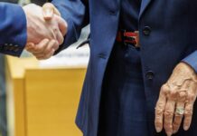 Како ЕУ истовремено ја санкционира и ја финансира Русија