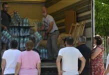 ФОТО: Гостиварчани и денес се снабдуваа со вода од пунктовите што ги постави Владата