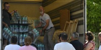 ФОТО: Гостиварчани и денес се снабдуваа со вода од пунктовите што ги постави Владата