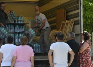 ФОТО: Гостиварчани и денес се снабдуваа со вода од пунктовите што ги постави Владата