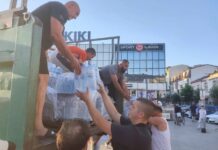 Почна дистрибуцијата на бесплатна вода во Гостивар, Владата испорача први 50.000 литри