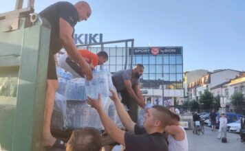 Почна дистрибуцијата на бесплатна вода во Гостивар, Владата испорача први 50.000 литри