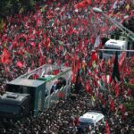 Огромни толпи луѓе се придружија на погребната поворка за ајатолахот Али Хамнеи во Техеран