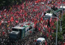 Огромни толпи луѓе се придружија на погребната поворка за ајатолахот Али Хамнеи во Техеран