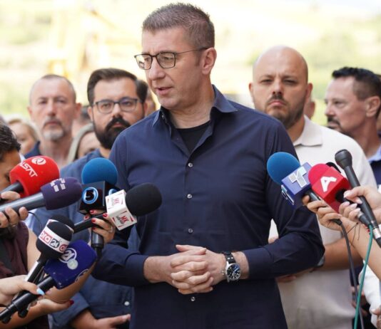 Логично е да се седне и да се разговара во присуство на претставници од ЕУ затоа што треба да се слушнат аргументите објективно, истакна Мицкоски