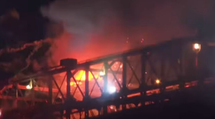 Пожар избувна на Бруклинскиот мост во Њујорк за време на градската огнометна претстава по повод Денот на независноста