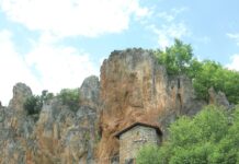 Пештерската црква „Св. Атанасиј“ во Калишта