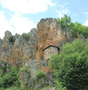 Пештерската црква „Св. Атанасиј“ во Калишта