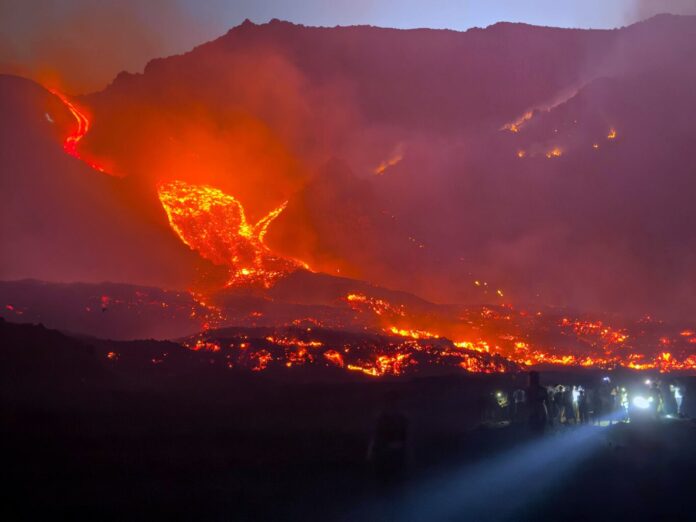 Mount Etna eruption continues, sending lava streams down to 1,300m elevation Erupcija Etna