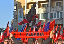 Знаме на етничките Албанци во Македонија или знаме на Република Албанија?
