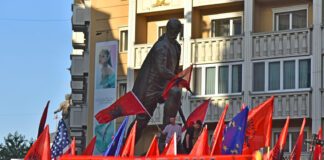 Знаме на етничките Албанци во Македонија или знаме на Република Албанија?