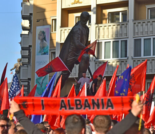 Знаме на етничките Албанци во Македонија или знаме на Република Албанија?