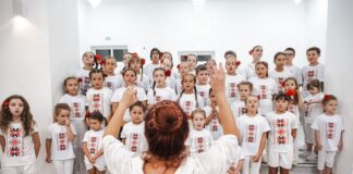 Младите хористи ги оживеаја македонските хумористични песни