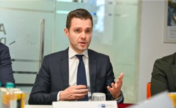 Муцунски за „Политико“: Македонија заслужува праведен и кредибилен пат кон ЕУ