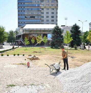 ФОТО: Запуштената површина на плоштадот „Македонија“ се преуредува во зелена оаза