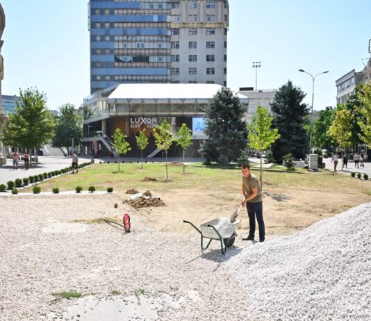 ФОТО: Запуштената површина на плоштадот „Македонија“ се преуредува во зелена оаза