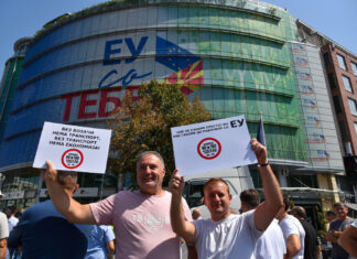 ФОТО: Превозниците протестираа пред Делегацијата на ЕУ во Скопје, бараат решение за престојот во Шенген