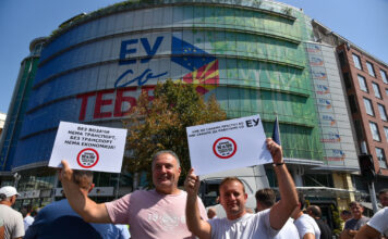 ФОТО: Превозниците протестираа пред Делегацијата на ЕУ во Скопје, бараат решение за престојот во Шенген