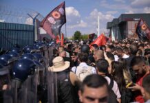 Немири во Хаг по пресудата за лидерите на ОВК, има уапсени The Hague