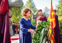 Силјановска-Давкова положи цвеќе на гробовите на Глигоров, Трајковски и Кљусев по повод 35 години независност