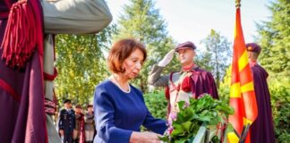 Силјановска-Давкова положи цвеќе на гробовите на Глигоров, Трајковски и Кљусев по повод 35 години независност