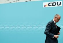 Се засилуваат повиците до политичките елити за менување на оспоруваниот курс