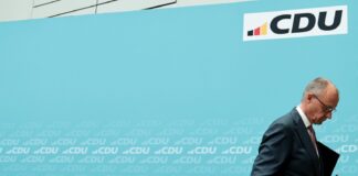 Се засилуваат повиците до политичките елити за менување на оспоруваниот курс