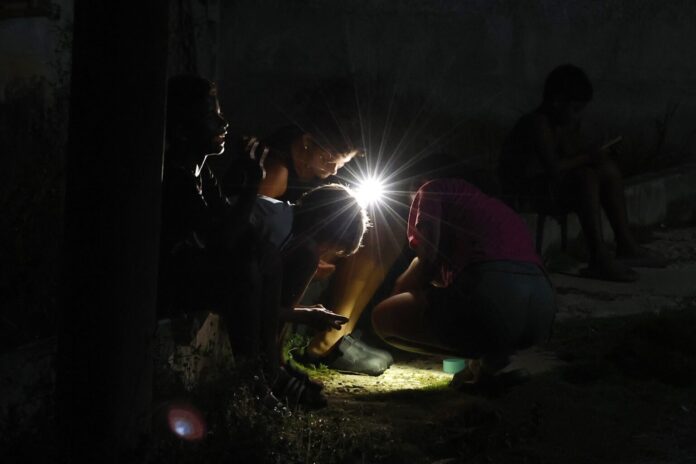 Cuba begins to restore electricity after the eighth national blackout of 2026