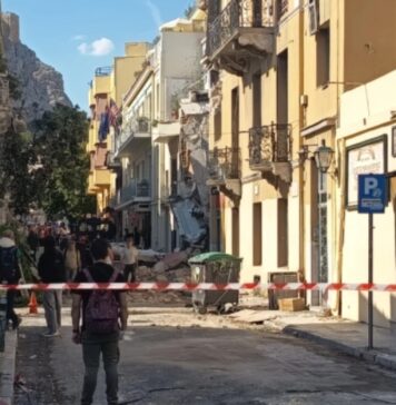 Едно тело извлечено од урнатините во Атина, се трага по уште пет исчезнати