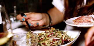 Што всушност ни кажува телото кога посегнуваме по храна