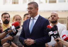 Успешни училишни денови, другарување и стекнување нови пријателства им посака Мицкоски на сите првачиња