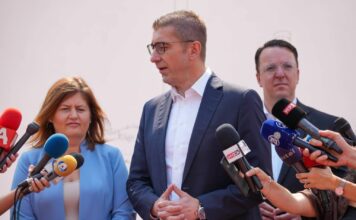 Мицкоски: Македонија оди напред, не дај Боже да ни се повторат влади како оние на Заев и Ковачевски mickoski vo poseta na Tesa energi - foto Vlada