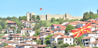 Евлија Челеби за Охридската тврдина и „рајската населба“