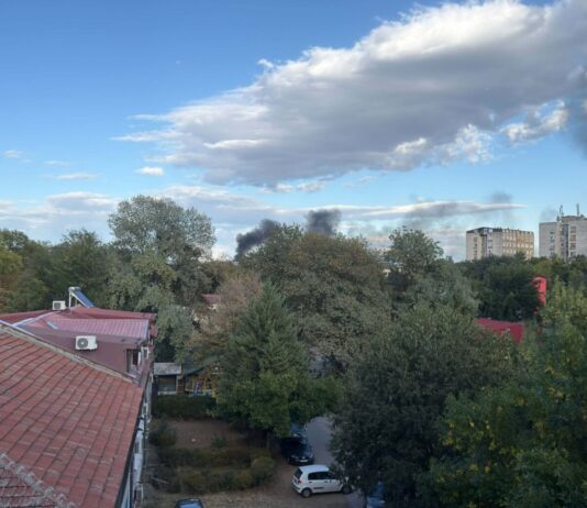 Пожар во Автокоманда, се издига густ црн чад