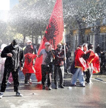 Албанска полиција ги повика учесниците на протестите да се дистанцираат од маскирани и насилни лица